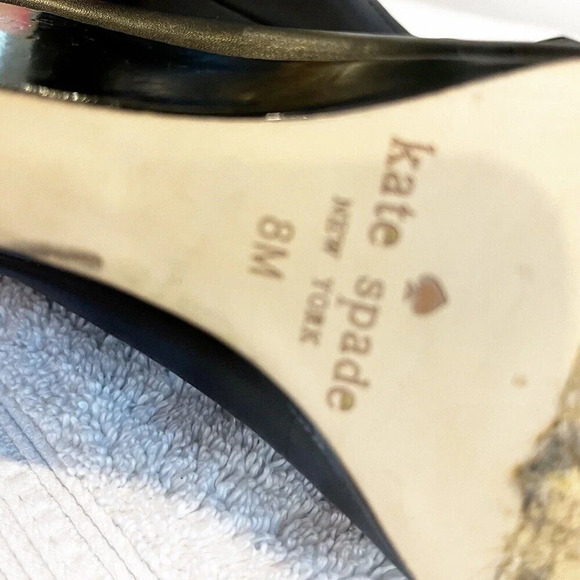 Kate Spade Black Patent Leather Wedge Heels Womens 8M Gold Metal Bow Detail - Picture 3 of 16